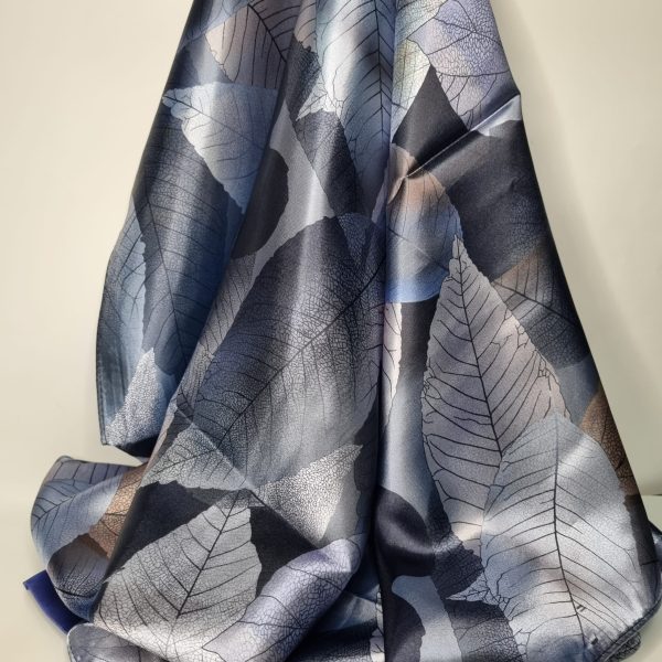 foulard de seda estampada, confeccionado artesanalmente en la Comunidad Valenciana