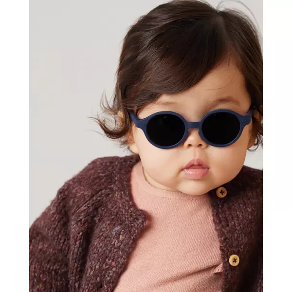 gafas-sol-bebe-denim-blue-izipizi-nuvols-de-regals