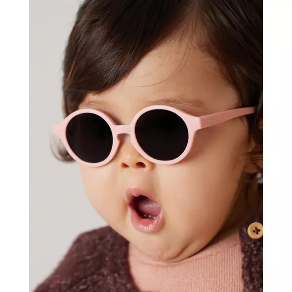 gafas-sol-bebe-pastel-pink-izipizi-nuvols-de-regals