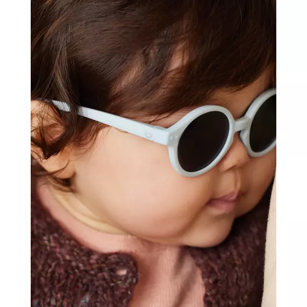 gafas-sol-bebe-sweet-blue-izipizi-nuvols-de-regals