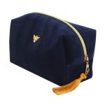 Neceser azul marino con detalle de abeja dorada y borla, ideal para maquillaje o viaje".