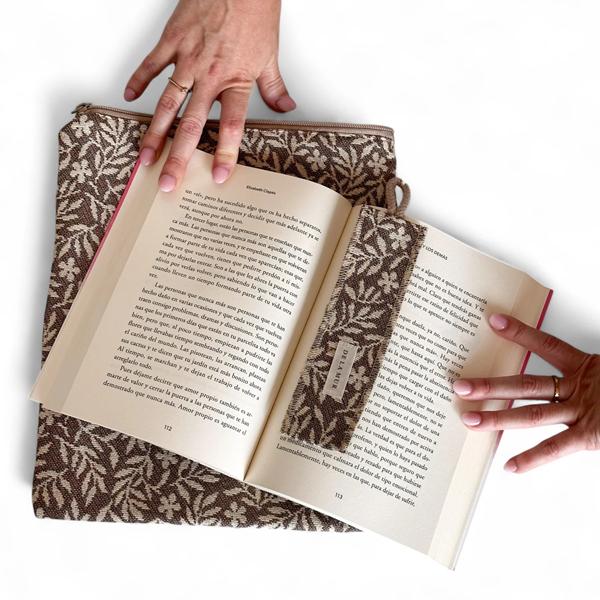 Funda Libro Plan De La Mur jacquard floral crudo sobre fondo topo