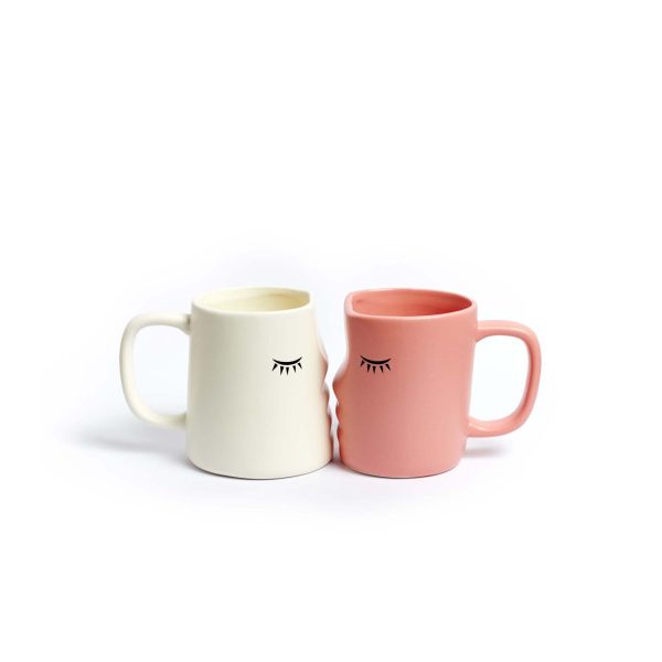 pareja-de-tazas-que-se-besan (1)