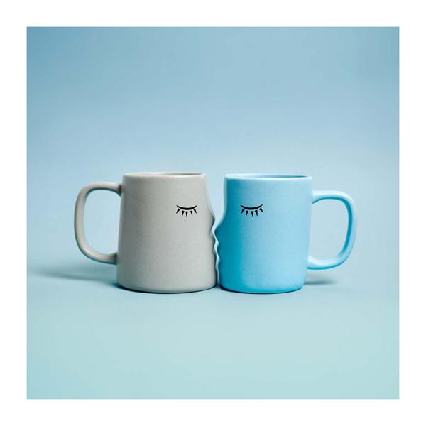 pareja-de-tazas-que-se-besan (2)