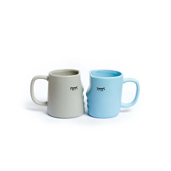 pareja-de-tazas-que-se-besan
