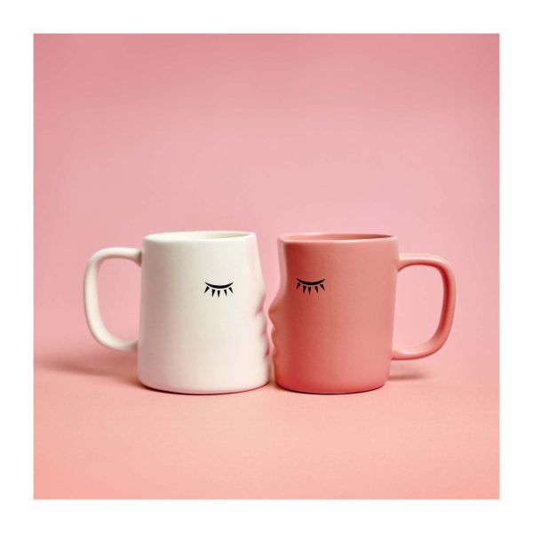 pareja-de-tazas-que-se-besan