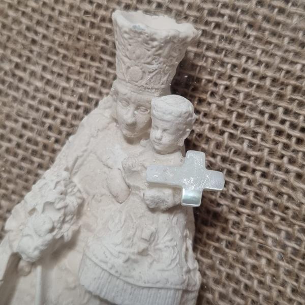 detalle figura cuadro Mare de Deu Arpillera artesanal rústico pieza unica