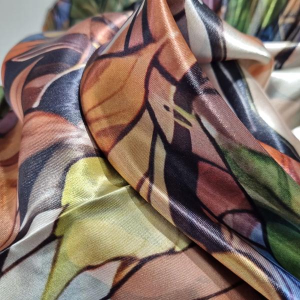 detalle del pañuelo de seda modelo terra