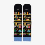Calcetines negros Book Lover con estampado de estanterías llenas de libros de colores