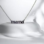 Collar aero con la palabra MAMA. Color plateado