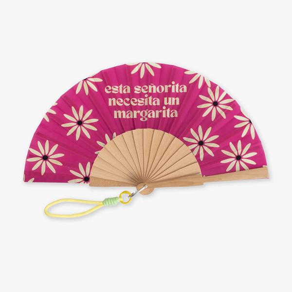 Abanico rosa Esta señorita necesita un margarita con margaritas