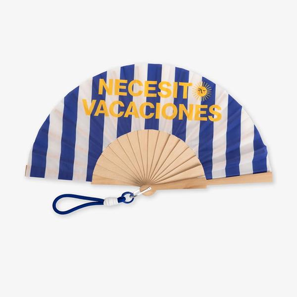 Abanico Necesito Vacaciones azul y blanco con colgador