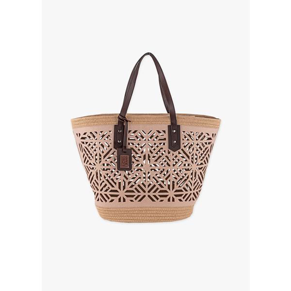 Capazo de playa calado marca Lois con doble asa marrón y diseño boho.