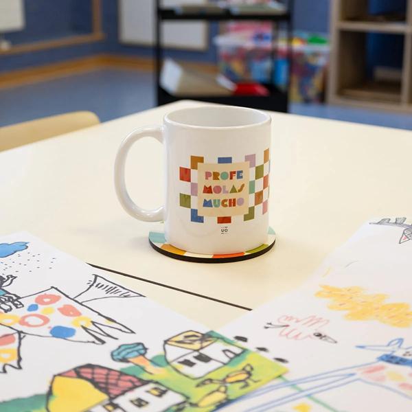 Taza original para profes con diseño de colores