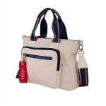 Bolso de mano y bandolera SKPAT Moselle color beige con doble asa corta y llavero rojo decorativo.