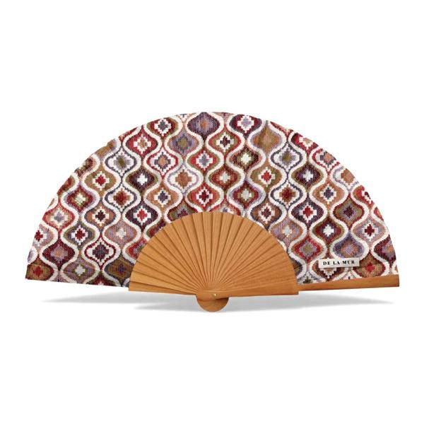 Abanico y Funda Onda De La Mur con estampado geométrico y funda de jacquard a juego.