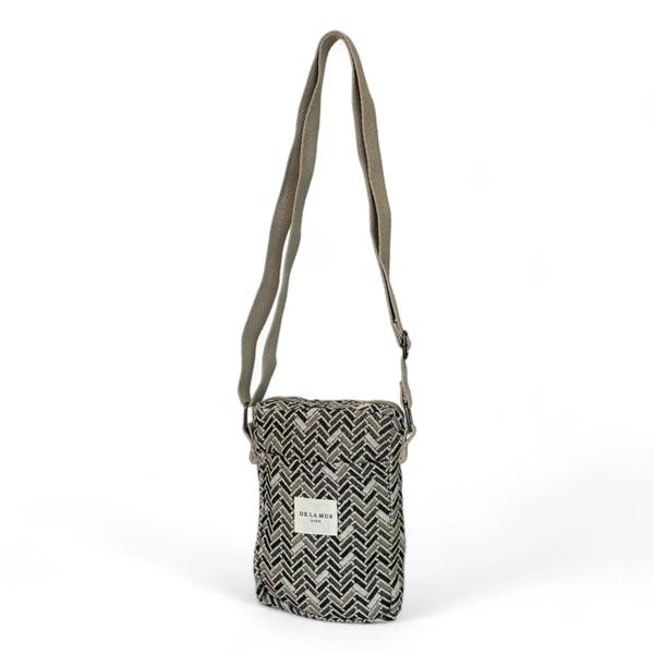 Bolso Porta Móvil Bure De La Mur con tejido jacquard de estampado geométrico en tonos marrón y beige.