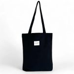 Bolsa Pequeña Aza De La Mur de terciopelo negro tipo tote bag con asas para el hombro.