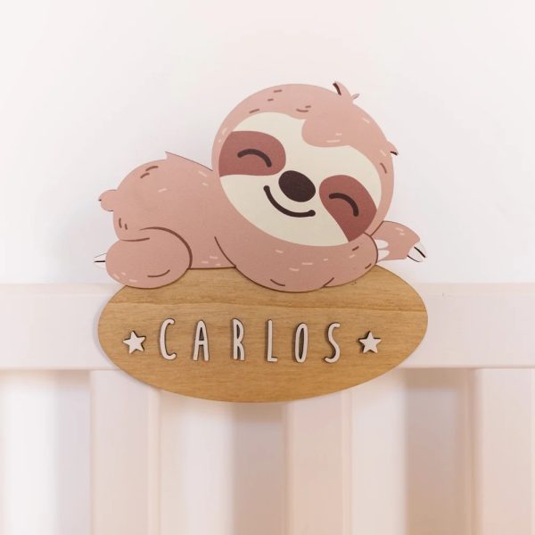 Placa decorativa personalizada de madera con diseño de perezoso para habitación infantil.