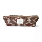 Estuche Eral De La Mur con estampado geométrico en tonos granate, marrón y beige.