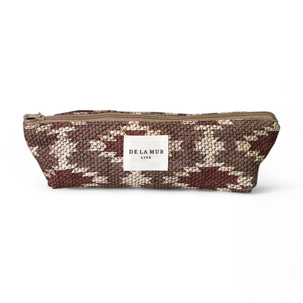 Estuche Eral De La Mur con estampado geométrico en tonos granate, marrón y beige.