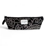 Estuche Teide De La Mur con estampado en blanco y negro y cierre superior de cremallera.