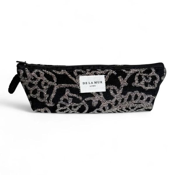 Estuche Teide De La Mur con estampado en blanco y negro y cierre superior de cremallera.