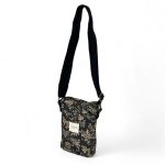 Bolso Porta Móvil Elisa De La Mur con estampado floral en tonos negro y beige.