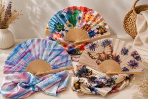 Colección de abanicos artesanales elaborados en la Comunidad Valenciana con diseños exclusivos y certificado de artesanía.