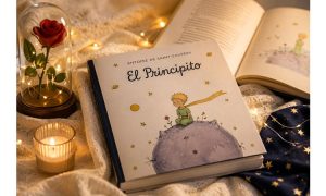 El Principito de Antoine de Saint-Exupéry junto a una rosa y elementos relacionados con la historia
