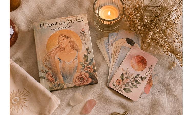 Tarots y oráculos para inspirarse disponibles en la librería Núvols